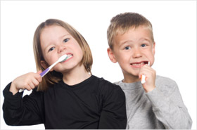 Children cleaning their teeth